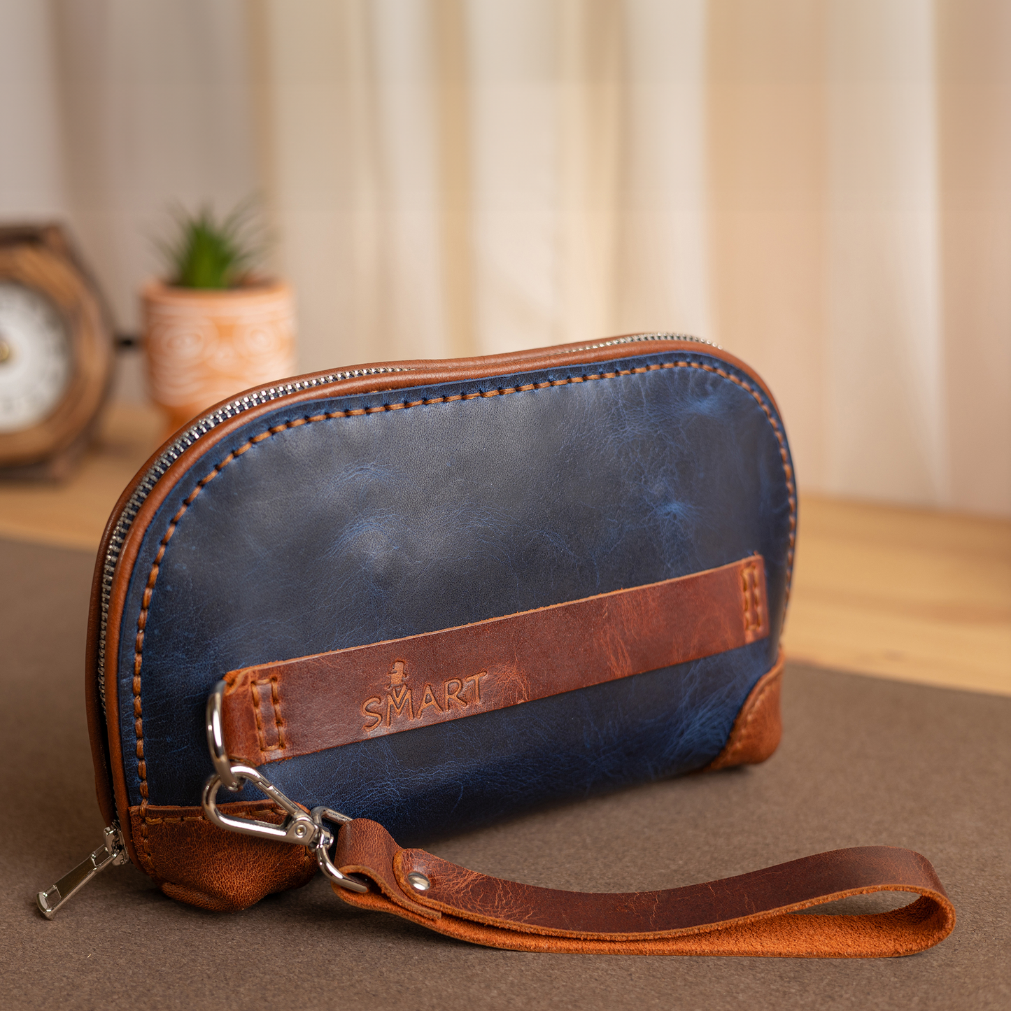 Curved handbag | Blue